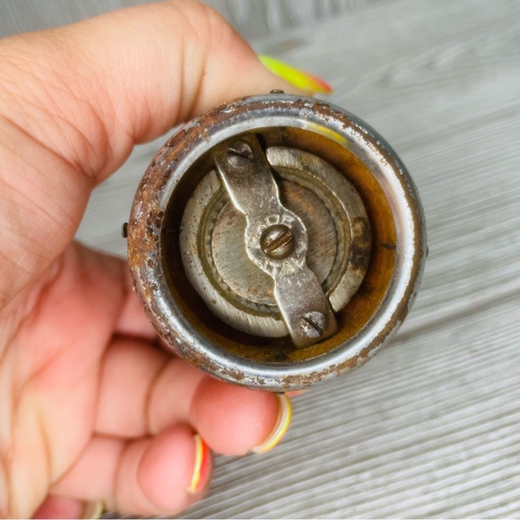 Vintage Grinder Pepper Mill Wood Barrel Shape Hand Crank Old Rusty Rustic Decor - Picture 4 of 4